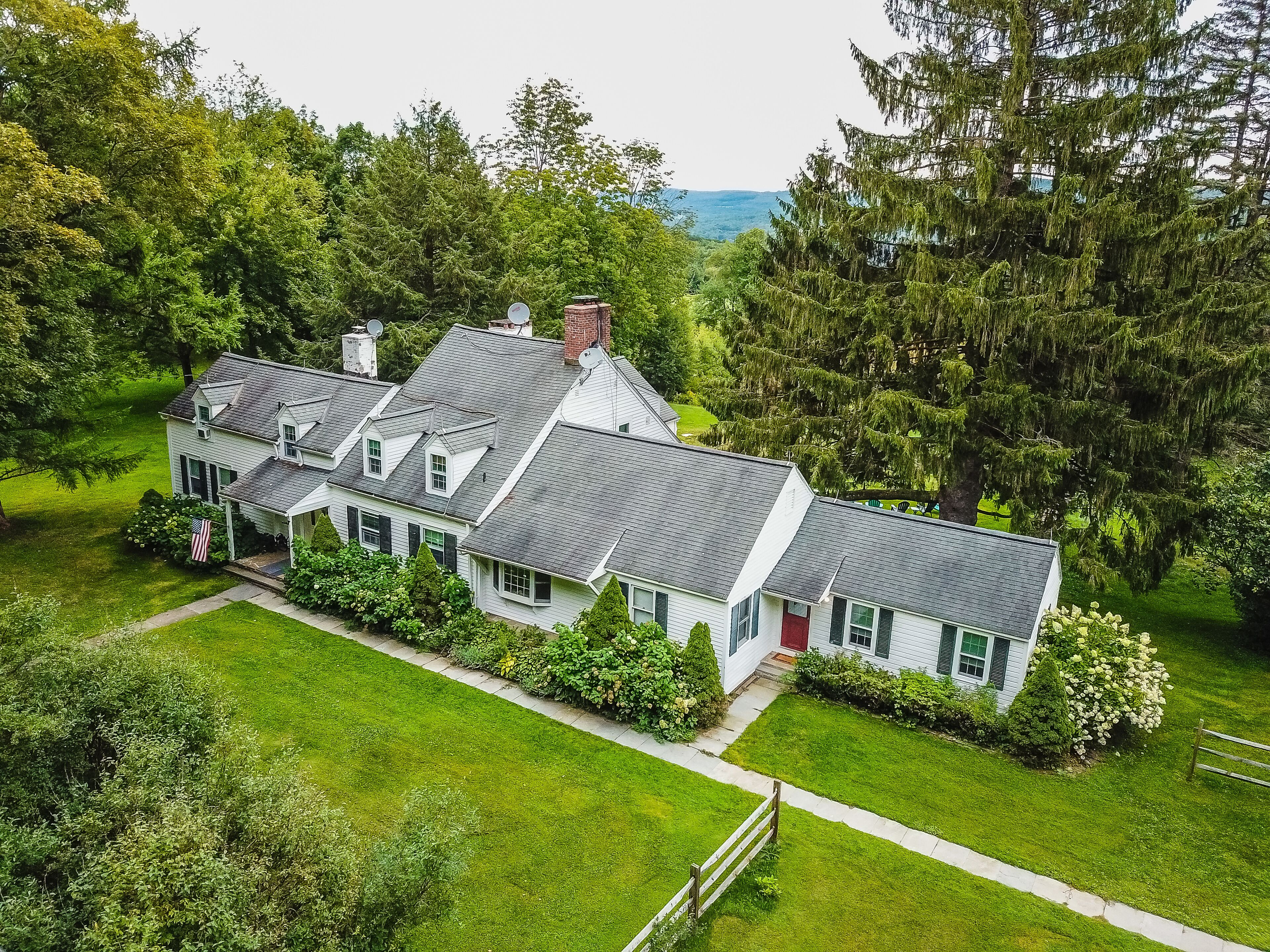 6 Br Cooperstown Family Home: 9 Acres, Patio, & Grill. 4200 Sq ft w/ lake view