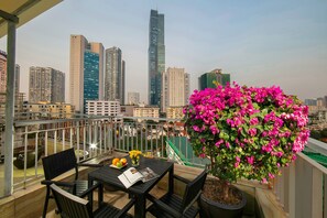 Presidential-Doppel- oder -Zweibettzimmer, Balkon, Stadtblick | Terrasse/Patio