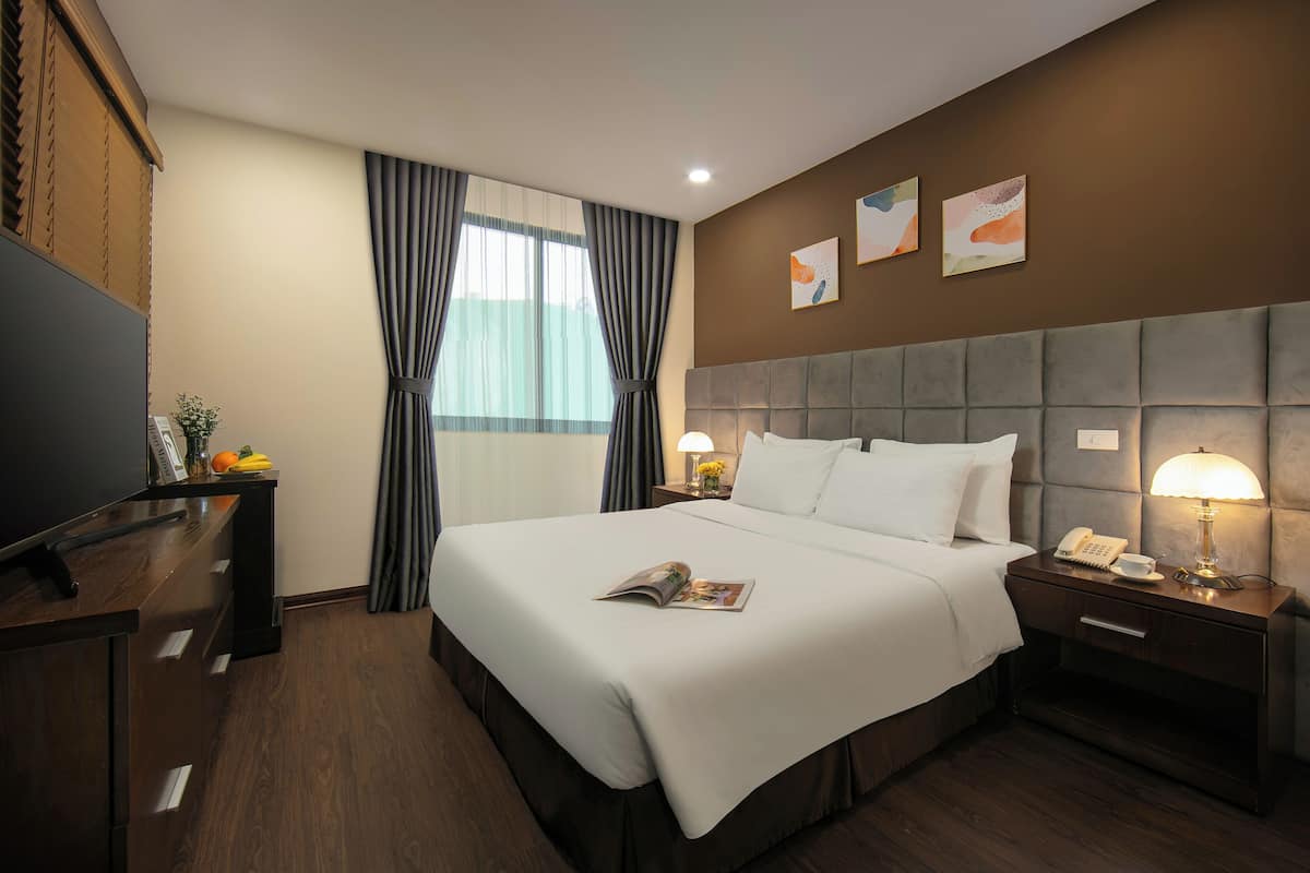 Standard Double Room, Non Smoking | Minibar, in-room safe, desk, soundproofing