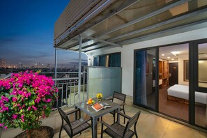 Habitación presidencial con 1 cama doble o 2 individuales, balcón, vistas a la ciudad | Terraza o patio