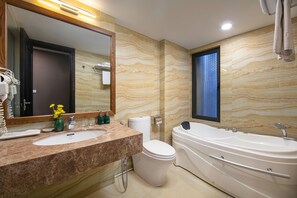 プレジデンシャル ダブルまたはツインルーム バルコニー シティビュー | バスルーム | バスアメニティ (無料)、ヘアドライヤー、バスローブ、スリッパ