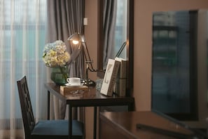 Familienzimmer, Balkon, Stadtblick | Minibar, Zimmersafe, Schreibtisch, schallisolierte Zimmer