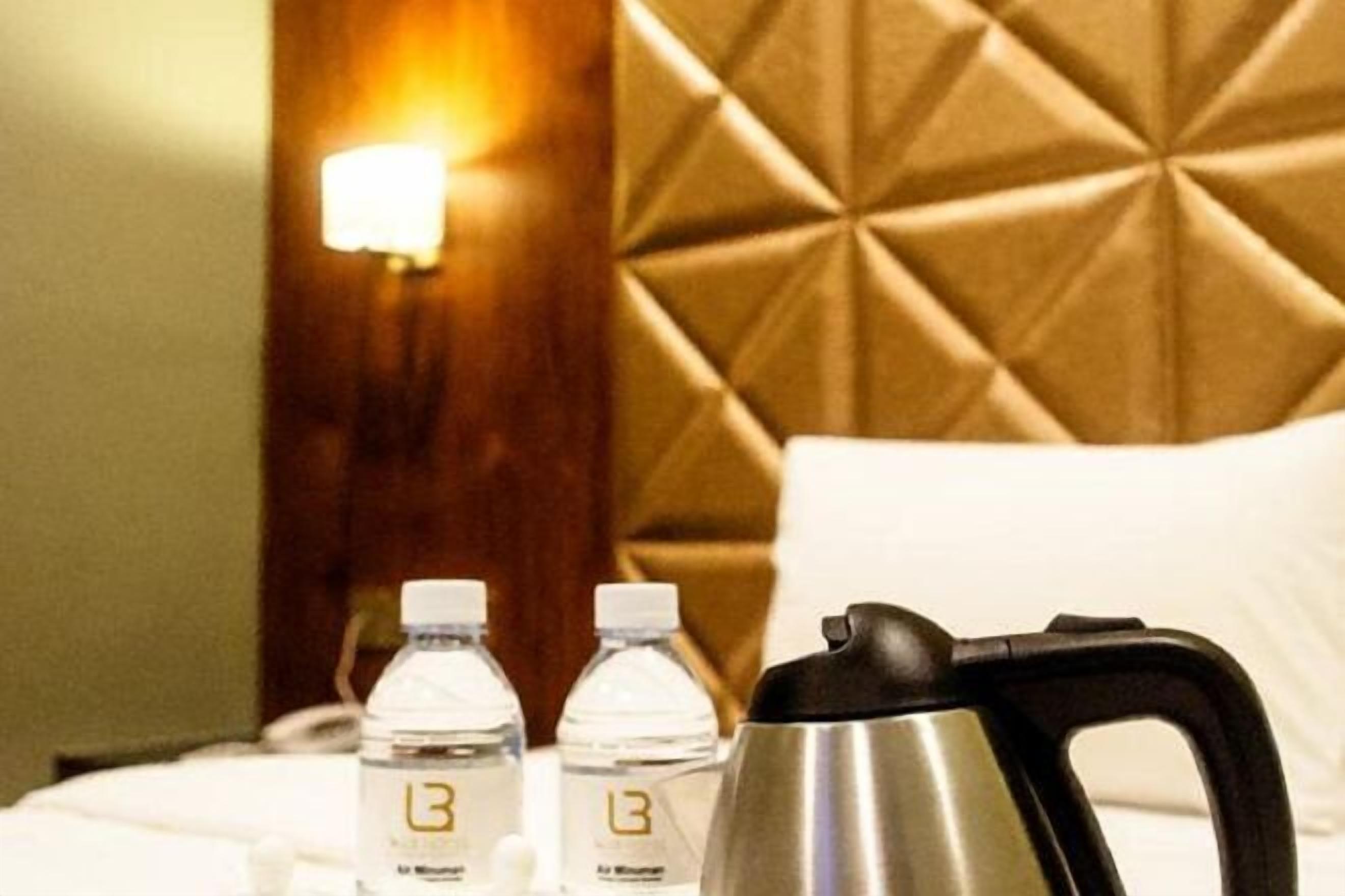 Escritorio, tabla de planchar con plancha, wifi gratis y ropa de cama