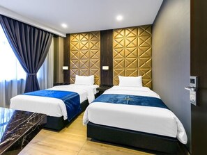 Escritorio, tabla de planchar con plancha, wifi gratis y ropa de cama 