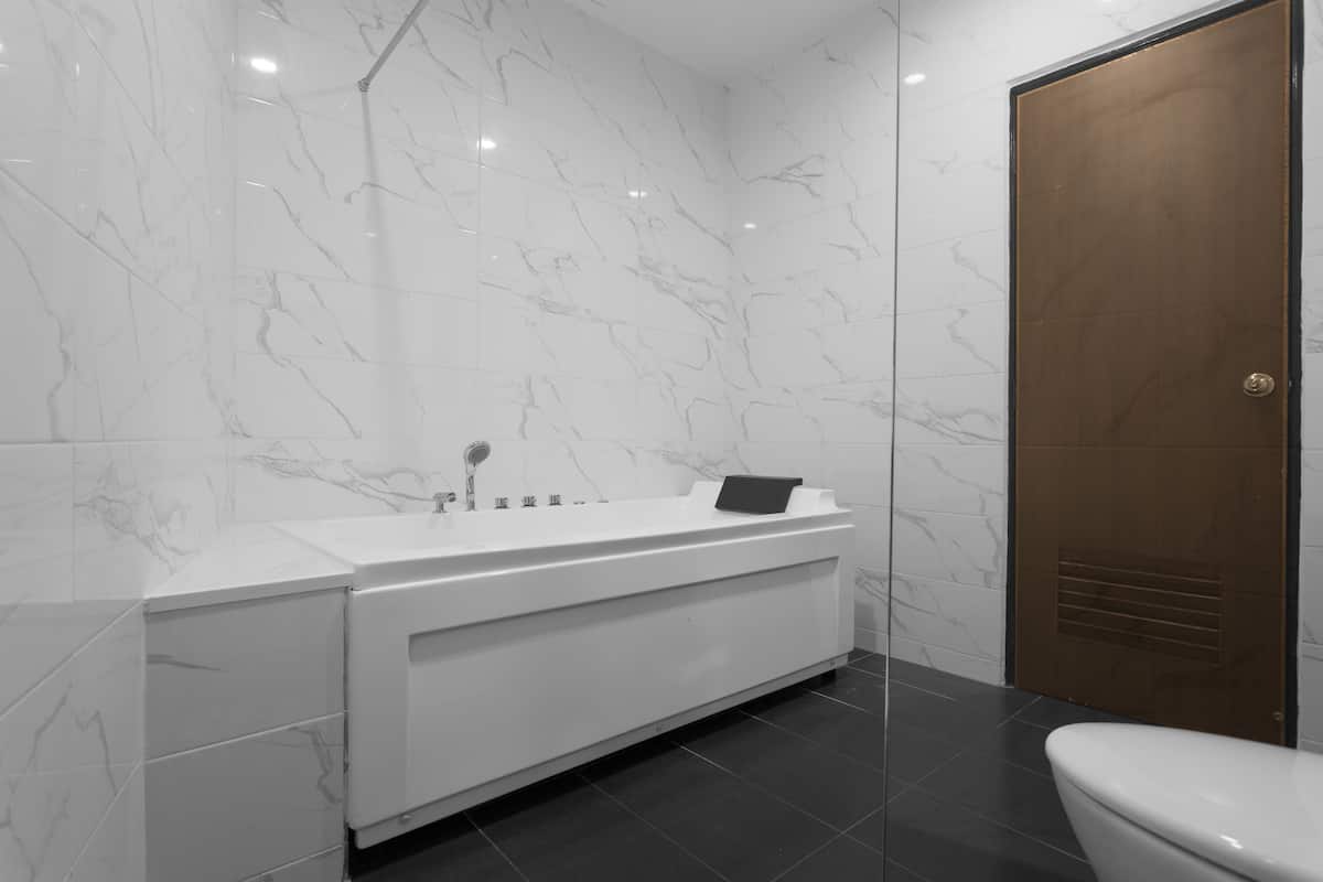 U3 Signature Room | Badeværelse | Bruser, gratis toiletartikler, hårtørrer, håndklæder