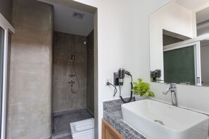 Regadera, amenidades de baño gratuitas, secadora de cabello, batas 