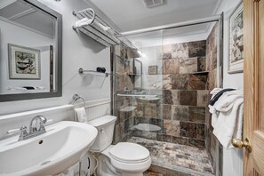 Combined shower/tub, hair dryer, towels