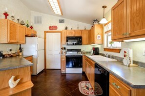 ثلاجة، ميكروويف، فرن، موقد طهي مسطح