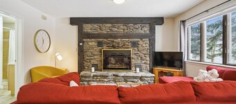 Cozy 2-Bedroom Northbrook #3 with Fireplace Near Killington
