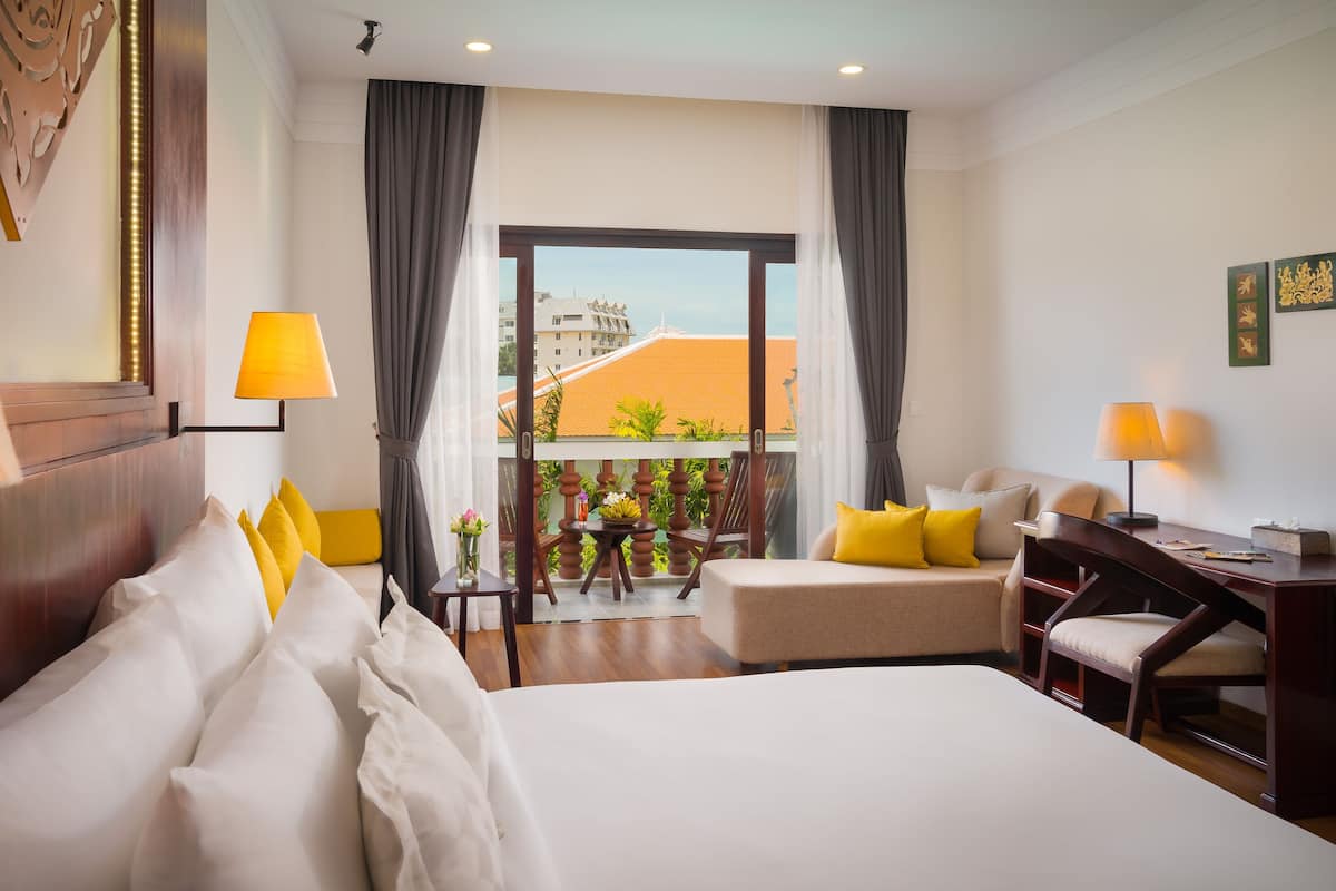 Deluxe Room, 1 King Bed | 1 bedroom, pillow-top beds, free minibar items, in-room safe
