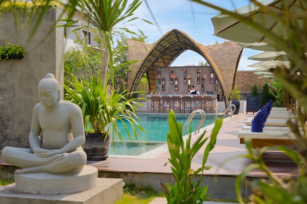 Outdoor pool, pool umbrellas, pool loungers - Sabara Angkor Resort & Spa (Siem Reap)