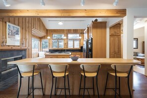 Microwave, oven, stovetop, dishwasher - Upscale Oasis in the Heart of Ketchum with Private Back Yard, Jacuzzi and Sauna (Ketchum)