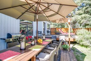 Outdoor dining - Upscale Oasis in the Heart of Ketchum with Private Back Yard, Jacuzzi and Sauna (Ketchum)