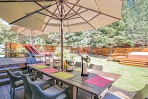 Outdoor dining - Upscale Oasis in the Heart of Ketchum with Private Back Yard, Jacuzzi and Sauna (Ketchum)