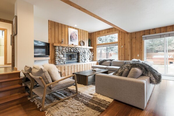 TV - Upscale Oasis in the Heart of Ketchum with Private Back Yard, Jacuzzi and Sauna (Ketchum)