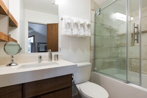 Combined shower/bathtub, jetted bath, hair dryer, towels - Upscale Oasis in the Heart of Ketchum with Private Back Yard, Jacuzzi and Sauna (Ketchum)