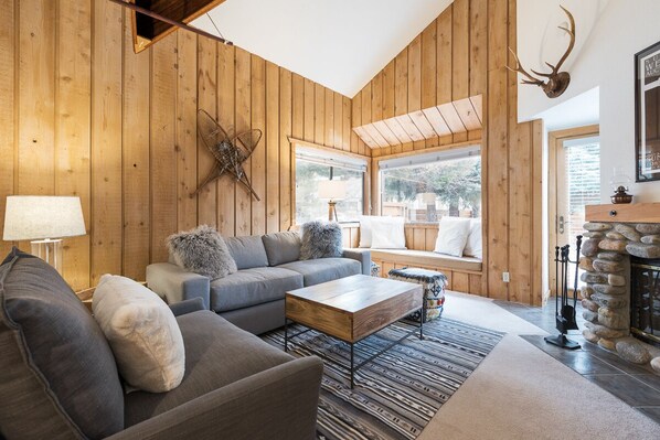 TV - Upscale Oasis in the Heart of Ketchum with Private Back Yard, Jacuzzi and Sauna (Ketchum)