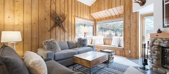Upscale Oasis in the Heart of Ketchum with Private Back Yard, Jacuzzi and Sauna
