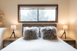 5 bedrooms, iron/ironing board, free WiFi, bed sheets - Upscale Oasis in the Heart of Ketchum with Private Back Yard, Jacuzzi and Sauna (Ketchum)
