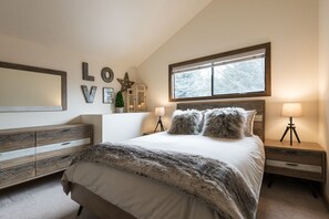 5 bedrooms, iron/ironing board, free WiFi, bed sheets - Upscale Oasis in the Heart of Ketchum with Private Back Yard, Jacuzzi and Sauna (Ketchum)