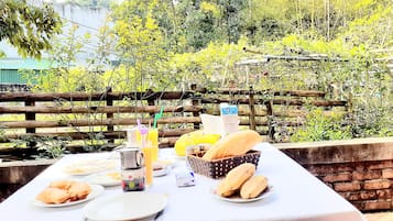 Petit-déjeuner, déjeuner et dîner servis sur place