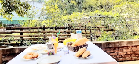Se sirven desayunos, almuerzos y cenas; cocina vietnamita