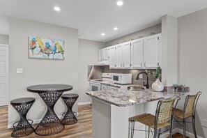 Fridge, microwave, oven, stovetop - Unique, Pet-Friendly Studio | Newly Redecorated (Destin)