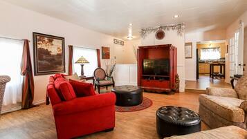 Flat-screen TV, fireplace, DVD player, books