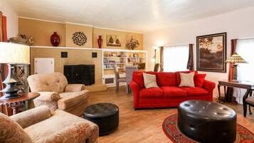 Fladskærms-tv, pejs, dvd-afspiller, bøger