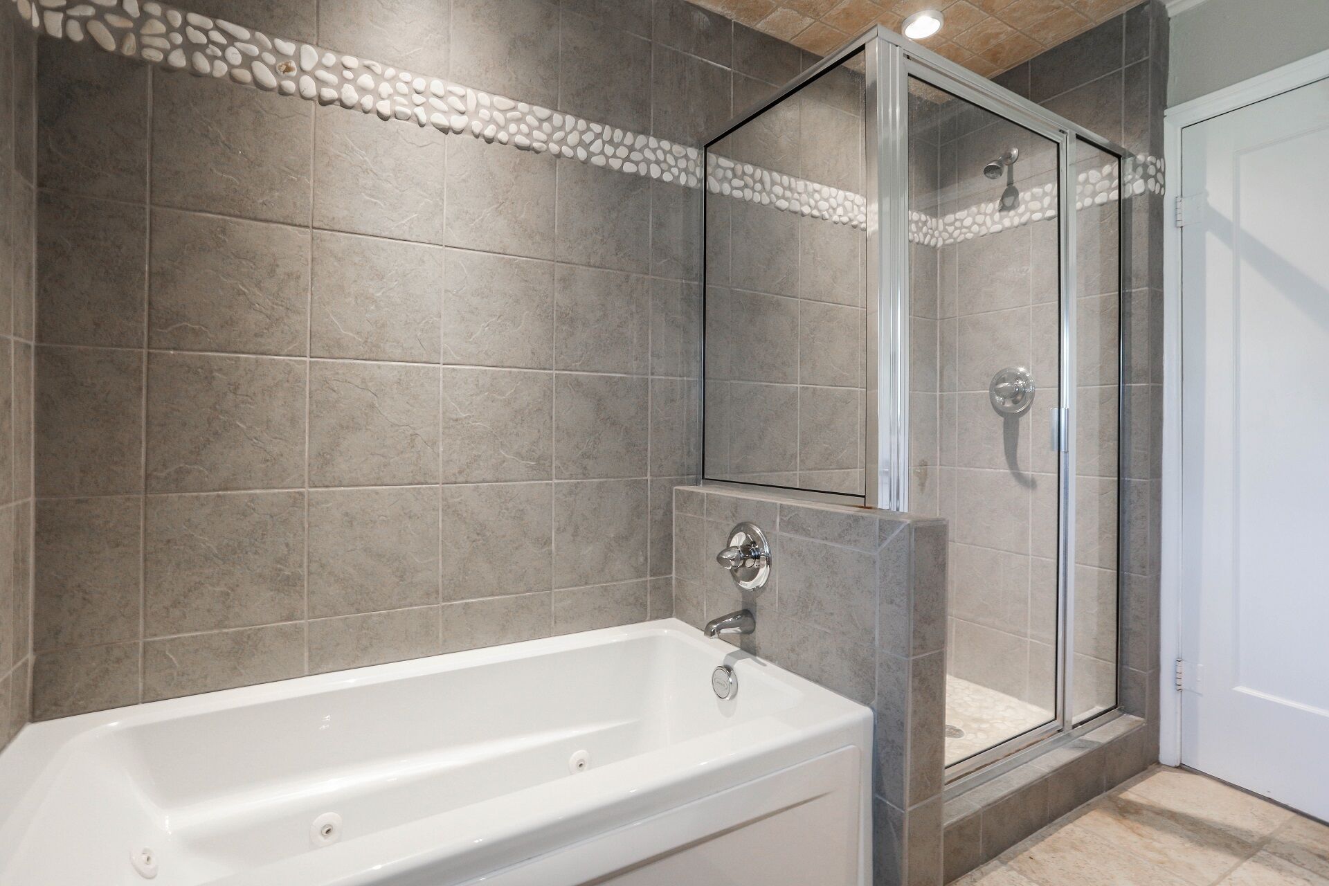 Douche, baignoire à jets, sèche-cheveux, serviettes fournies