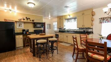 Køleskab, mikrobølgeovn, ovn, kogeplade