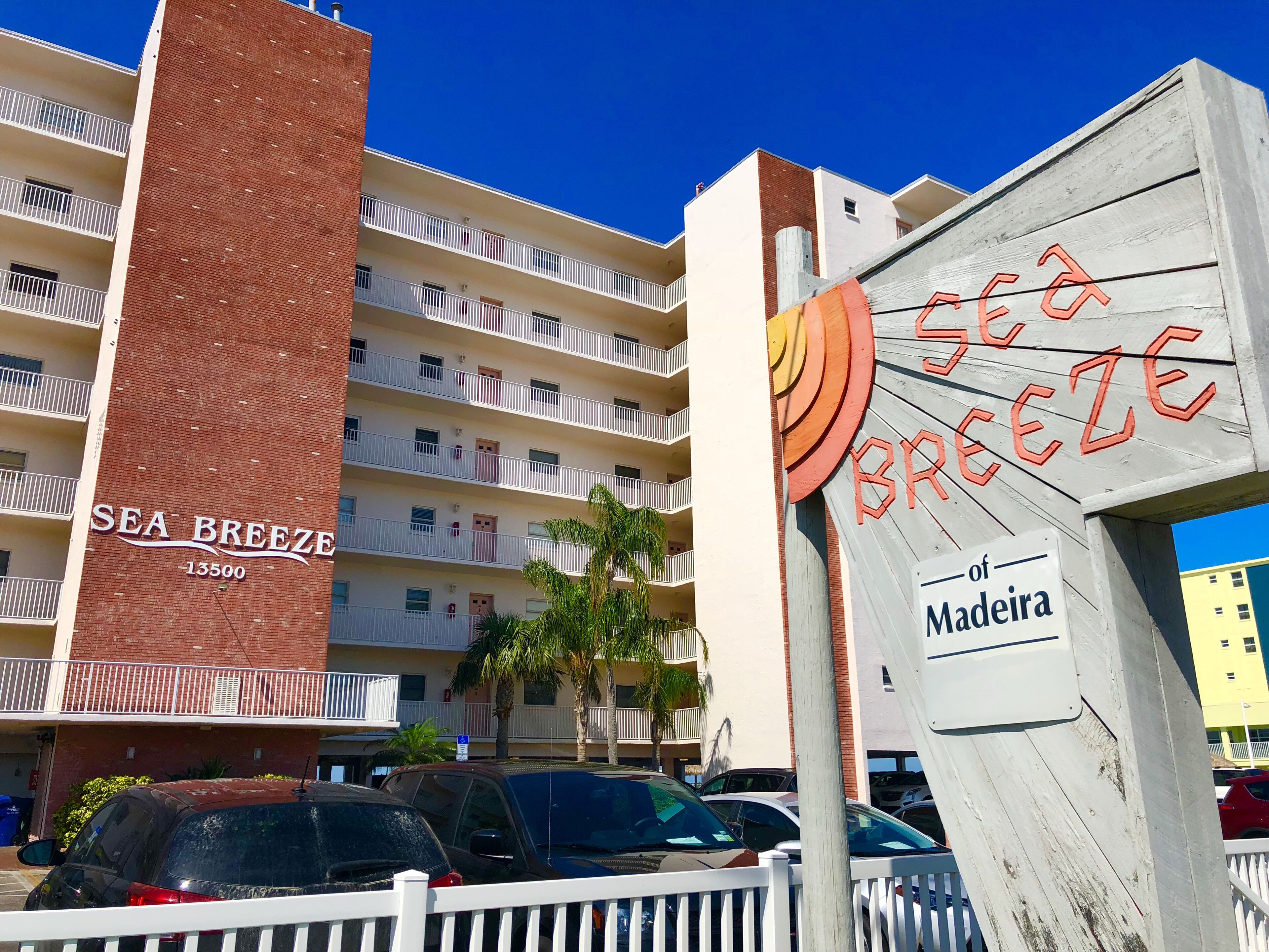 Un immeuble à plusieurs étages doté de balcons, une enseigne indiquant « SEA BREEZE - 13500 » et une autre pour « SEA BREEZE de Madère ».