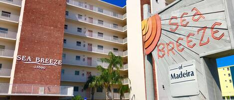 Un immeuble à plusieurs étages doté de balcons, une enseigne indiquant « SEA BREEZE - 13500 » et une autre pour « SEA BREEZE de Madère ».
