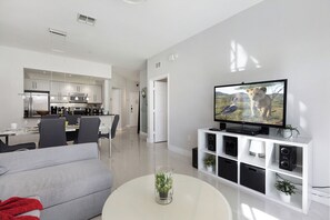 智能電視、電子遊戲、DVD 播放機、乒乓球設施