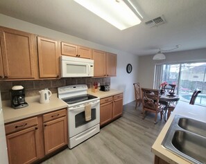 Geladeira, micro-ondas, fogão, cooktop