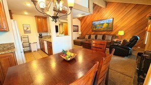 Fernseher, Kamin, DVD-Player, Tischtennisplatte