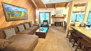 TV, caminetto, lettore DVD, tavolo da ping pong