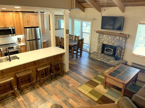 Fridge, microwave, coffee/tea maker, toaster - 144 Premium by RedAwning (Mammoth Lakes)