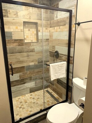 Shower, towels - 144 Premium by RedAwning (Mammoth Lakes)