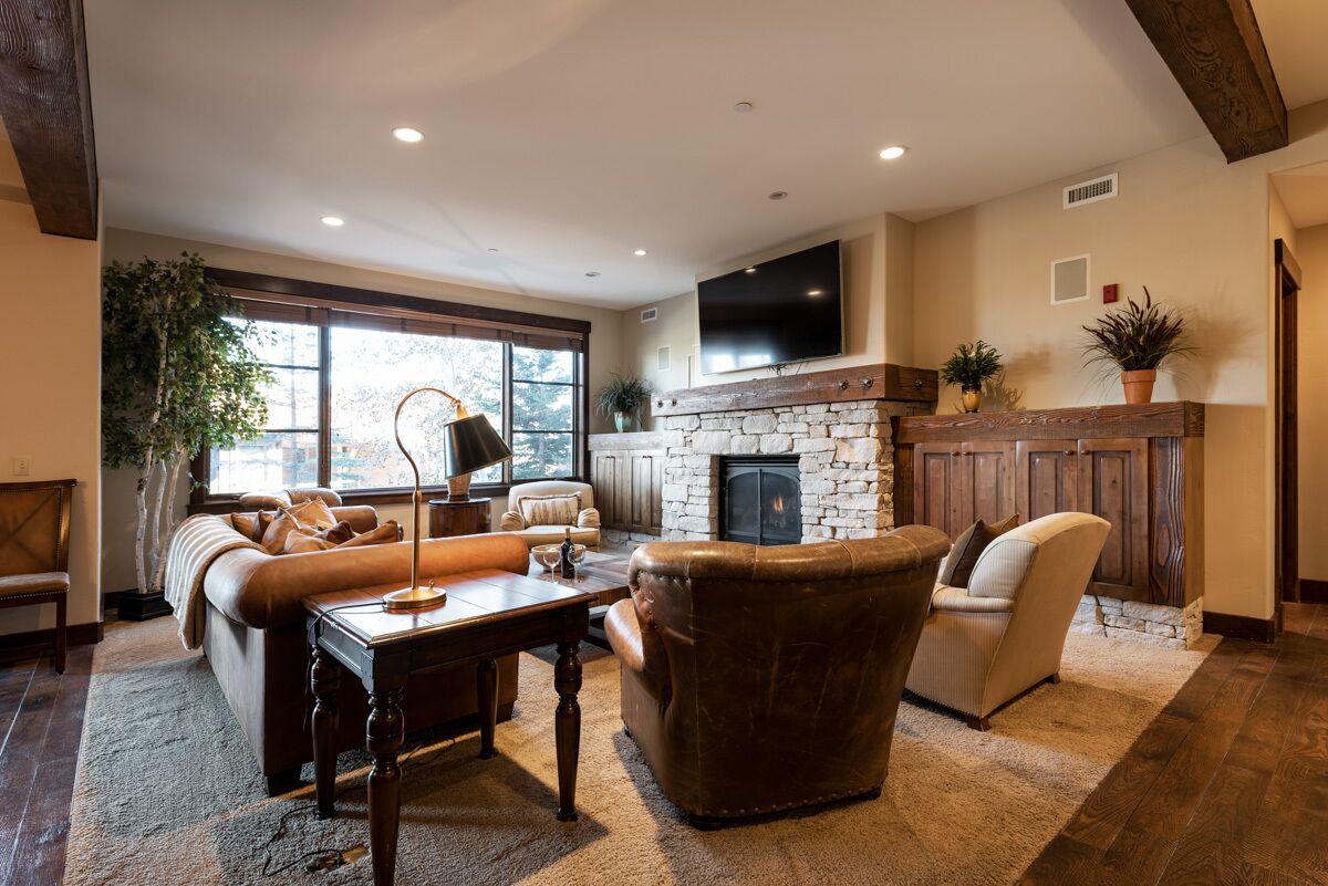 Romantic Slope-Side Condo, Silver Star #2202, with Private Hot Tub