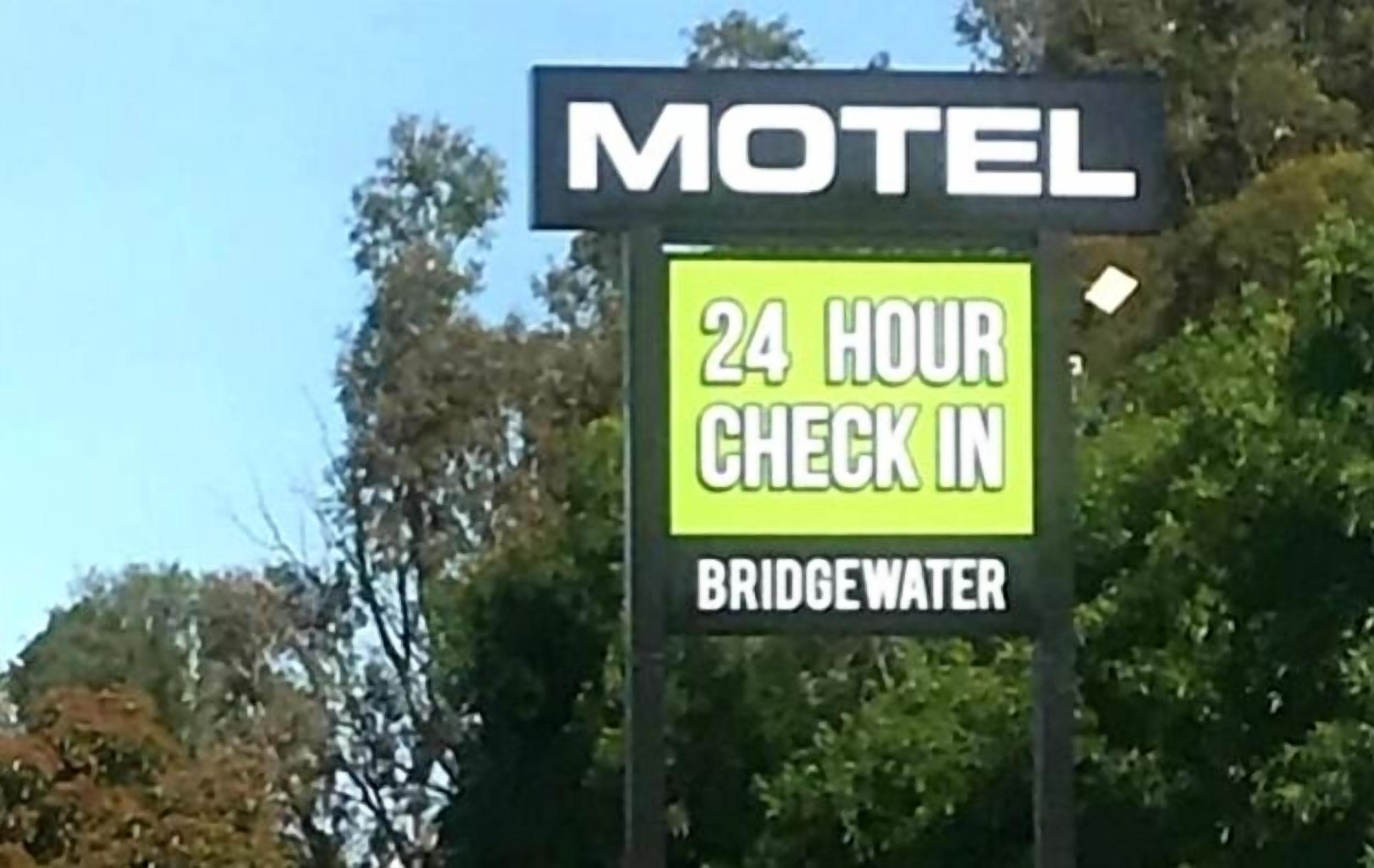 Señal de motel que ofrece registro las 24 horas.