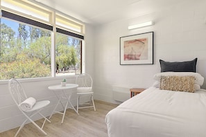 Riverview Queen Suite | Premium bedding, pillowtop beds, free minibar items - Bridgewater Motel (Bridgewater on Loddon)