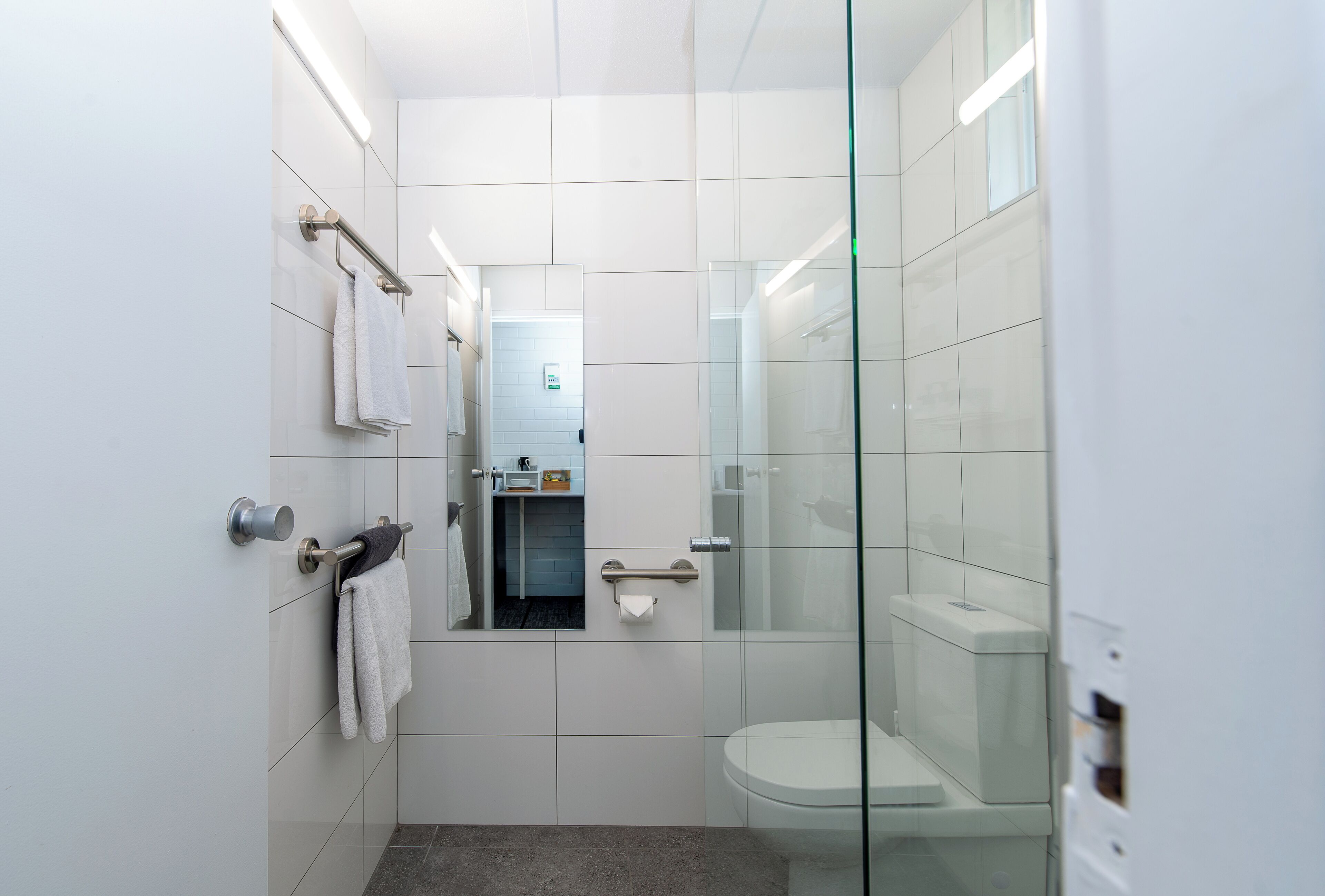 Deluxe Room, 1 King Bed | Bathroom | Shower, free toiletries, hair dryer, towels