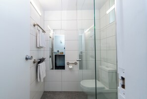 Deluxe Room, 1 King Bed | Bathroom | Shower, free toiletries, hair dryer, towels