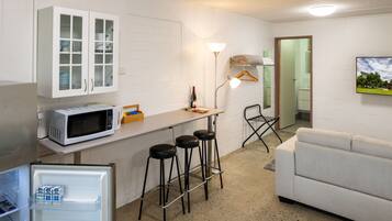 Executive Studio Suite, Garden View | Private kitchen | Microwave, toaster, cookware/dishes/utensils