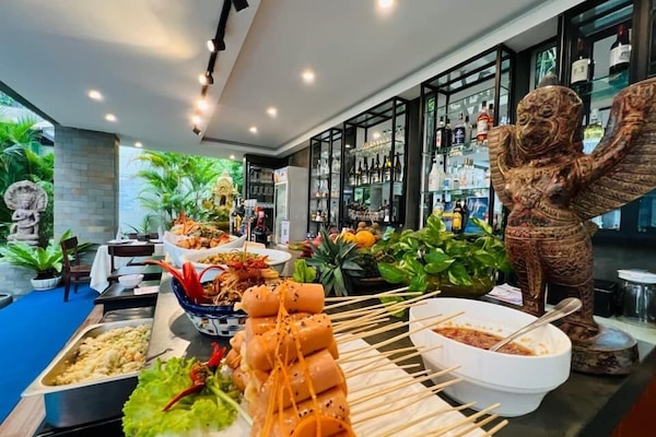 Melayani sarapan dan makan siang dengan pemandangan kolam renang