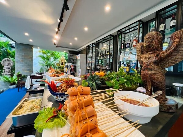 供应早餐、午餐和晚餐,泳池景观