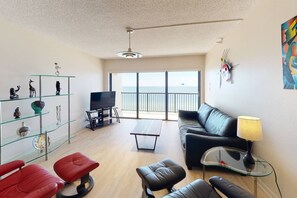 TV - Overlooking the Beach! Private Beachfront Balcony, Pool, Hot Tub, Grill, Walk to Nearby Restaurants (Madeira Beach)