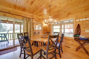 Dining - Maggie Valley Cabin w/ Private Hot Tub & Game Room (Maggie Valley)