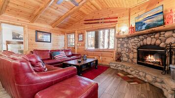 Una Smart TV, una chimenea, un reproductor de DVD